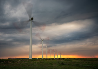 Obraz premium Wind farm at sunset