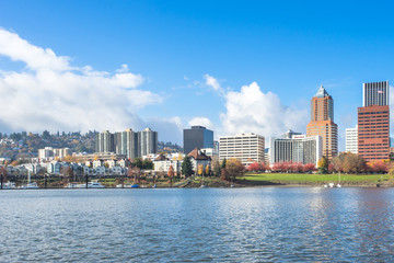 Naklejka premium tranquil water with cityscape and skyline of portland