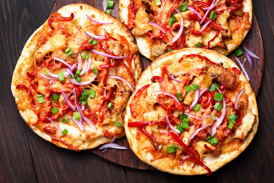 Naan pizza with red bell pepper