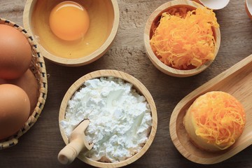 cake gold egg thread