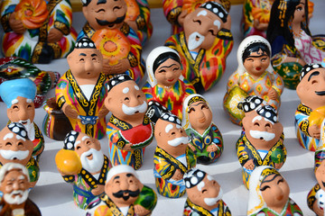 Happy uzbek ceramic statues - obrazy, fototapety, plakaty