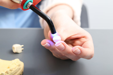 Technik dentystyczny z lampą polimeryzacyjną