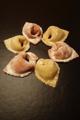 Ravioli auf Schieferplatte