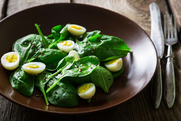 Salad with fresh spinach and quail eggs