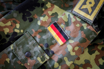 Deutschland Flagge auf tarndruck Jacke mit Dienstgradabzeichen