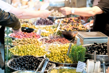 Cercles muraux Entrée Étal de marché avec des olives antipasti fraîches