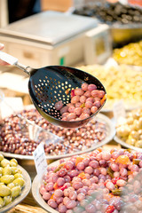 Marktstand mit frischen Antipasti Oliven 