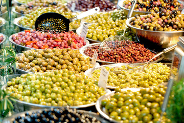 Marktstand mit frischen Antipasti Oliven 