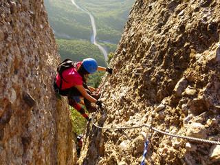 Mujer practicando escalada en Montserrat
