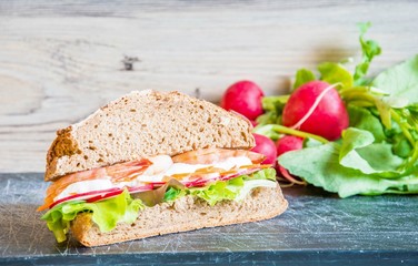 Diät Brötchen mit Garnelen und Salat