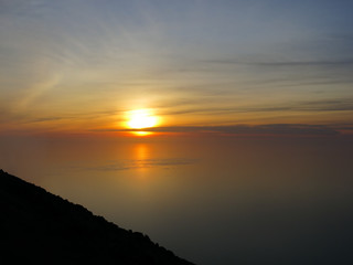 Durante la ascensión del Volcán Stromboli, vimos la puesta de sol en el mar