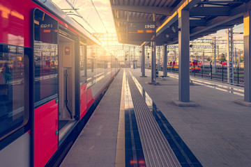 Naklejka premium Train stands by the platform.