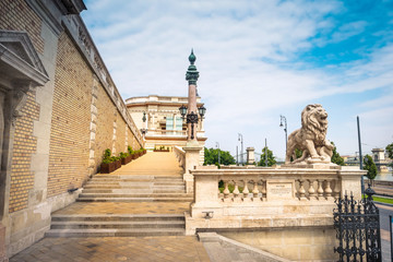 Obraz premium lion statue on stairs in Buda castle