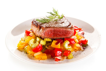 Grilled steak and vegetable salad 