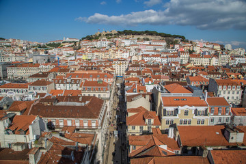 Stadtpanorama von Lissabon in sanftem Abendlicht