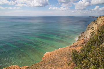 Fototapeta na wymiar trauhafte, farbenfrohe Küstenlandschaft an der Algarve, Portugal