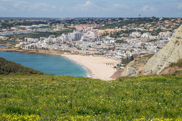 Traumhafte Klippenwanderung an der Küste der Algarve, Portugal