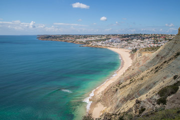 Fototapeta na wymiar Paradiesischer weißer Sandstrand an der Algarve, Portugal