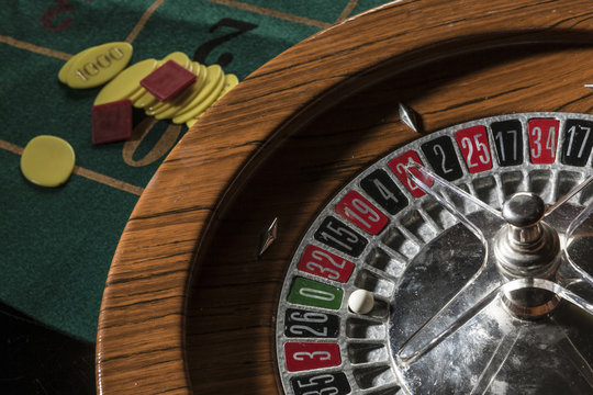 Roulette dettaglio su sfondo tavolo verde da gioco con fiches
