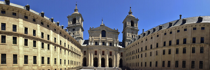 Monasterio de San Lorenzo de El Escorial es un palacio real, una basílica, un panteón, una biblioteca y un monasterio. San Lorenzo de El Escorial, e Madrid, España.