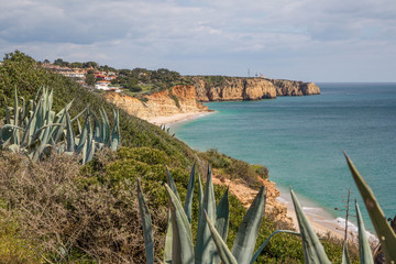 trauhafte, farbenfrohe Küstenlandschaft an der Algarve, Portugal