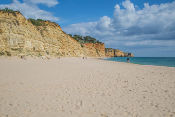fast endloser, feiner, weißer Sandstrand an der Algarve, Portugal
