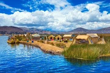 Cercles muraux Lac / étang Bateau Totora sur le lac Titicaca près de Puno, Pérou