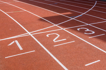 Zahlen auf einer Tartanbahn im Leichtathletikstadion