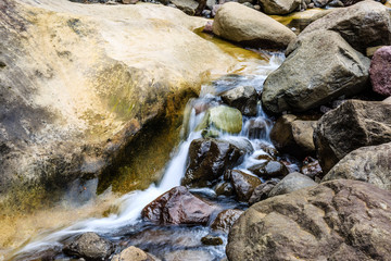 Naklejka na ściany i meble Wasser fließt durch ein steiniges Flussbett, Tugela, Drakensberge, KwaZulu Natal, Südafrika