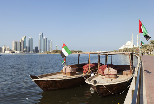 Лодки абра с видом на лагуну Халид. Шарджа. Объединенные Арабские Эмираты