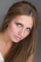 Naklejka premium portrait of a beautiful girl on dark background in studio