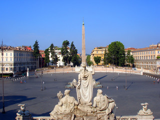 Roma,Piazza del Popolo e la colonne nella piazza.