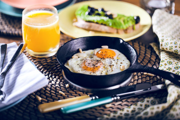 Leckeres Frühstuck Ei mit Avocado brot  