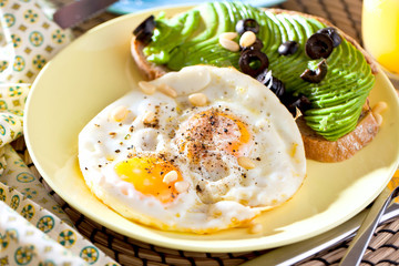 Leckeres Frühstuck Ei mit Avocado brot  
