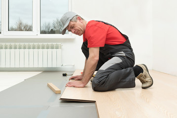 Installation of a laminate in the room