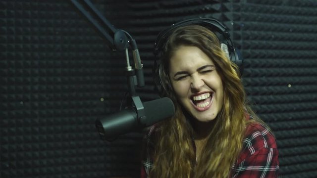 beautiful girl dj radio hamming sing song