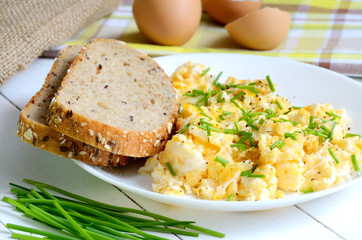 Scrambled eggs with wholemeal bread and fresh chives