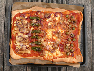 Pizza auf dem Blech