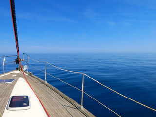 Navegando en velero en las Islas Baleares, España © lauraplanells