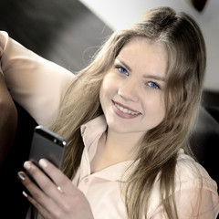 Lachender Teenager mit Smartphone