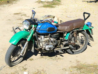 Motocicleta antigua en Siberia, rusia