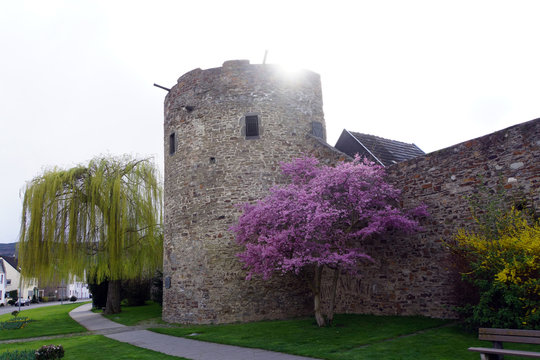 Kanonenturm und historische Stadtmauer