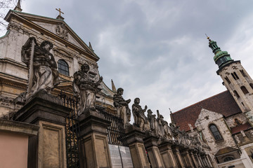 Fototapeta na wymiar Zwölf Apostel bei der Peter und Paul Kirche Krakau Polen