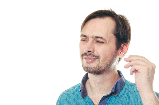 The man cleans ears Q-tips