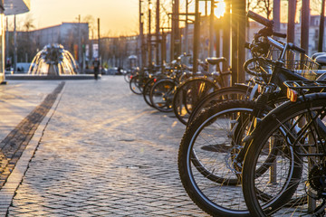 Fahrräder in der Innenstadt von Leipzig beim Sonnenuntergang