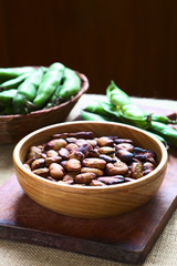 Roasted broad beans (lat. Vicia faba) eaten as snack in Bolivia, photographed with natural light (Selective Focus, Focus one third into the roasted beans)