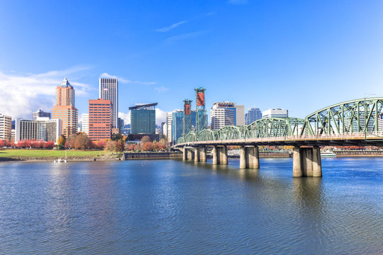 Fototapeta steel bridge over water with cityscape and skyline in portland