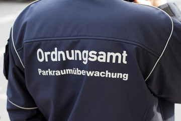 Ordnungsamt Beamter in Uniform,