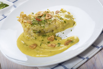 Bacalao al pil pil, pescado tradicional de la cocina española con una salsa espesa de aceite de oliva