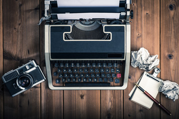 タイプライターと古いカメラ,メモ帳とゴミ